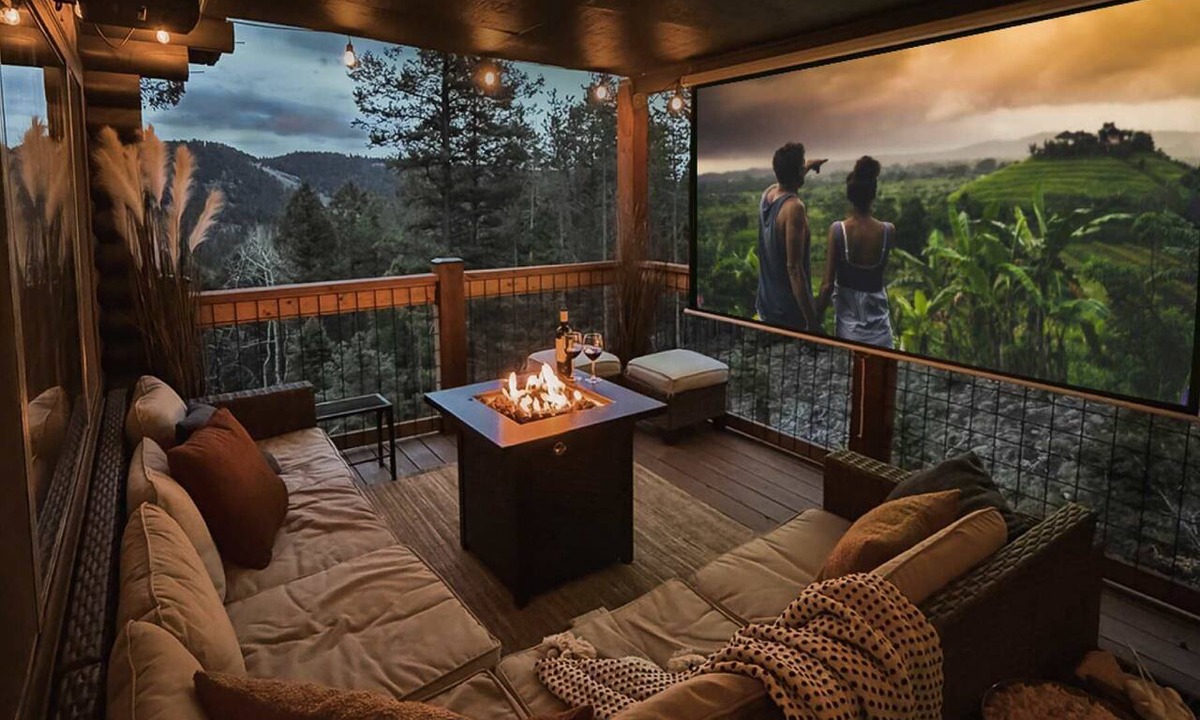 Pleasant Park Corridor Cabin | Open Air Cinema & Hot Tub | 1970s Log Cabin