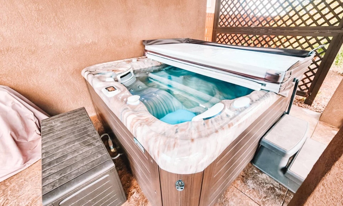 Elbert House | Peaceful Falcon Hot Tub Pet Friendly 3 King Beds
