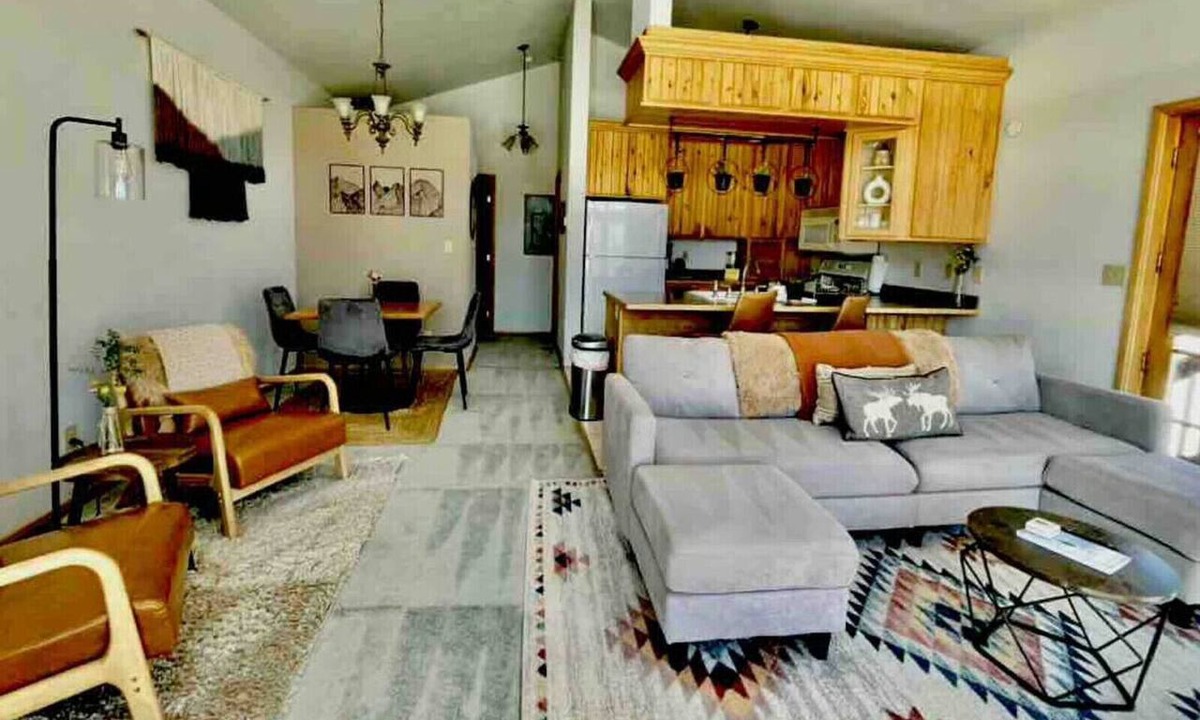 Twin Lakes Apartment | Penthouse at Roadhouse Lodge: 2BR with mountain & lake views, sleeps 4