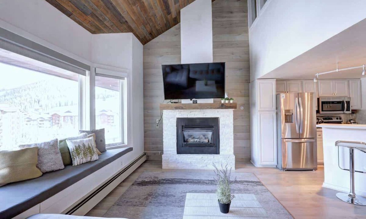 Copper Mountain Village Condo | Penthouse, Ski slope views, Walk to Slopes