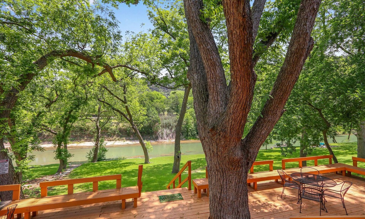 New Braunfels House | Perfect Spot on the Guadalupe River! Sleep up to 10 and Float all day!