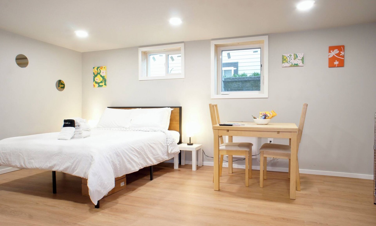 Wallingford Apartment | Phenomenal studio in Seattle perfect for your city getaway near UW with Parking