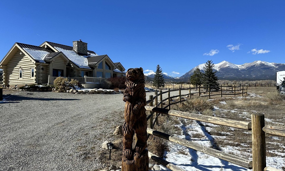 Salida Cabin | Premier log home, 360 views, hot tub, fireplace & sauna.