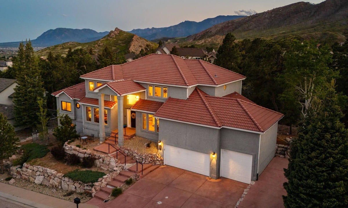 Mountain Shadows House | Private Family Retreat! Hot Tub, Game Room & Kids Room 7 Bedrooms, Dogs OK!