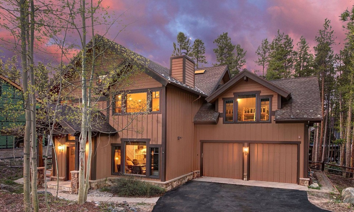 Warrior's Mark West House | Private Home with 4 Bedrooms, 3 King 6 Queen Beds, Ski In/Out and Free Shuttle