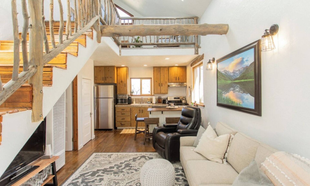Larkspur Cabin | PROMO 5% WEEKLY AND 10% MONTHLY DISCOUNT! Mountain Cabin, conveniently located.
