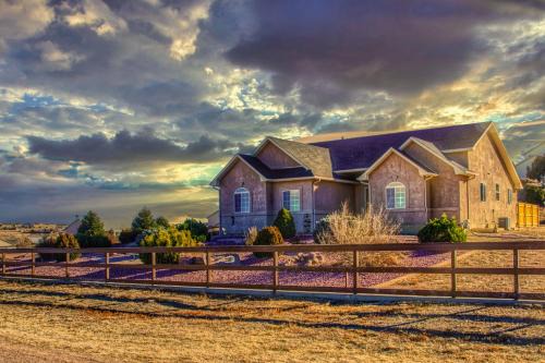Pueblo West House | Pueblo 'Five Star Pikes Peak View' Home w/Hot Tub