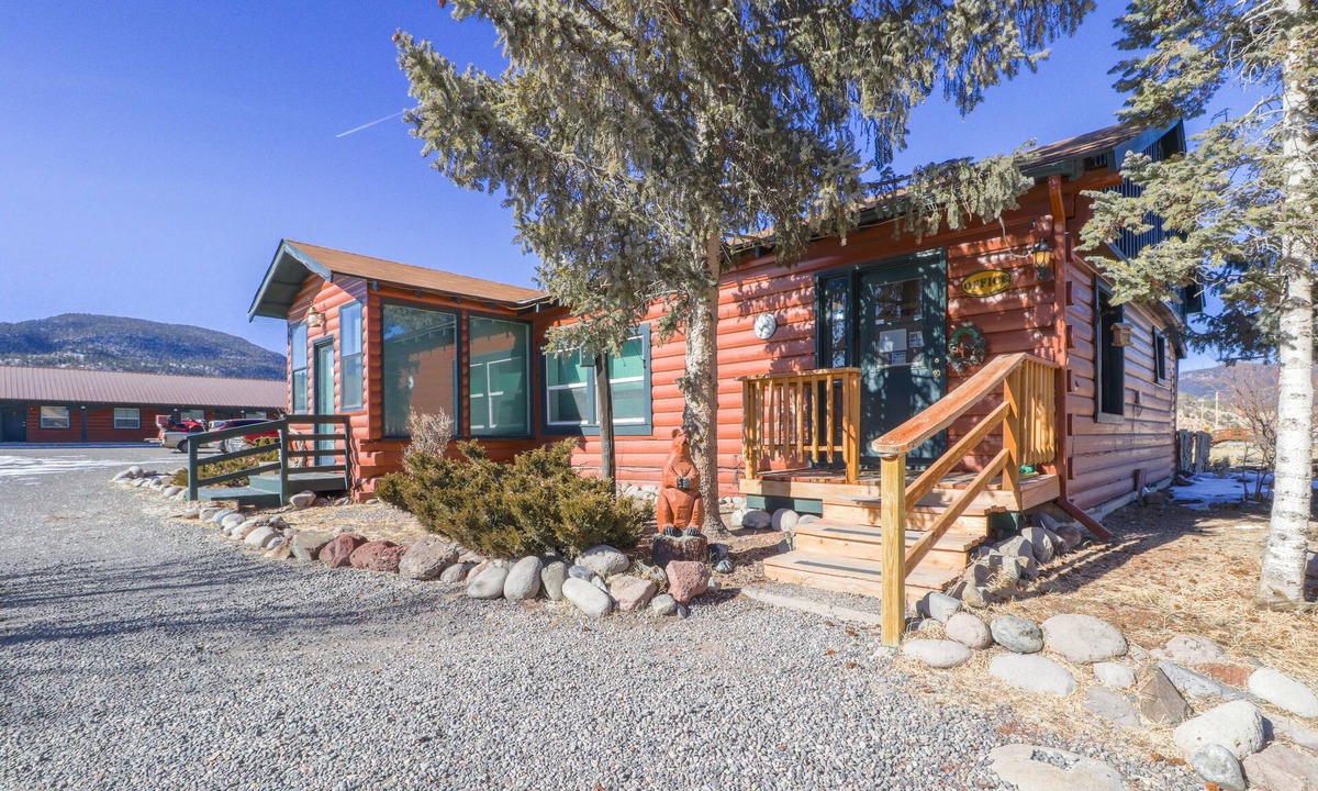 South Fork Cabin | Quaint dog-friendly log cabin with WiFi - prime hiking & skiing location