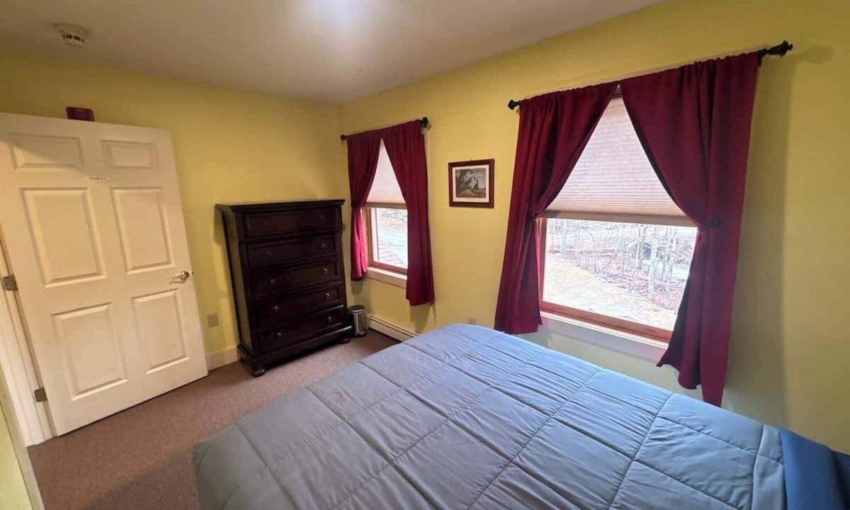 The Forks Cabin | Queen Room in Riverfront Lodge in West Forks