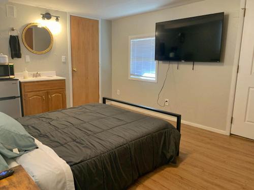 Howard House | Quiet Motel Room Near Ark River #4 - 15 min to Salida
