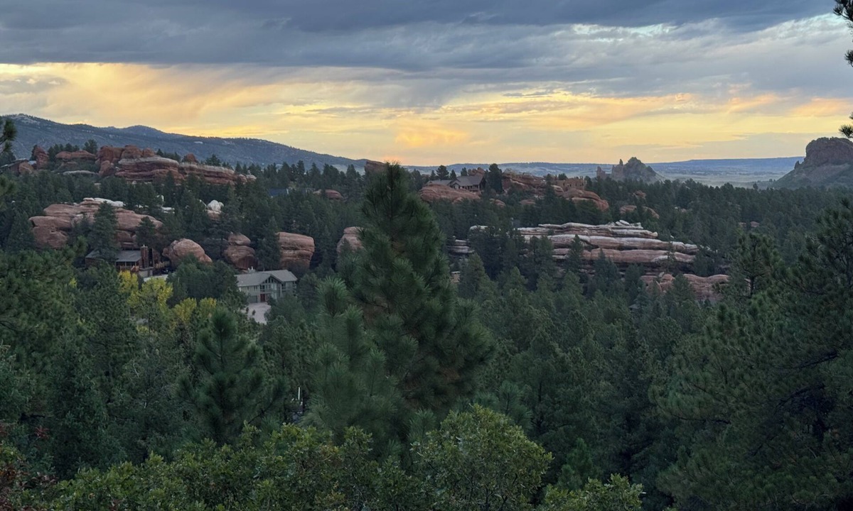 Perry Park Villa | Red Rock Views-Luxury Mountain Estate-4 En-Suite BR-Theater-Hot Tub-Dog Friendly