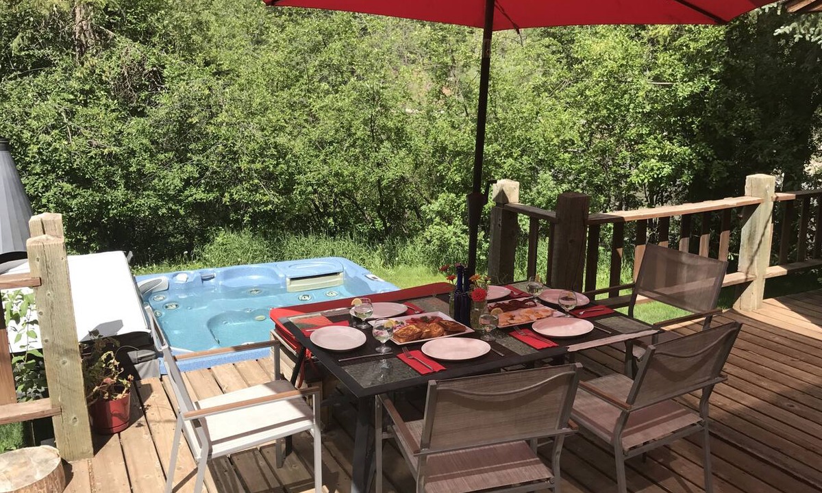 Redstone House | RIVERFRONT MOUNTAIN VIEWS SERENE AND PRIVATE CLOSE TO ALL AMENITIES