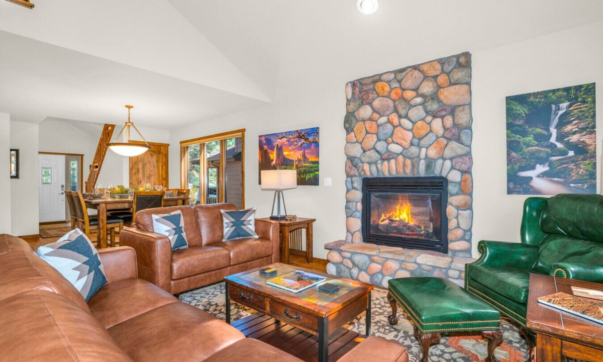 Estes Park Villa | Riverside Luxury RMNP Townhome