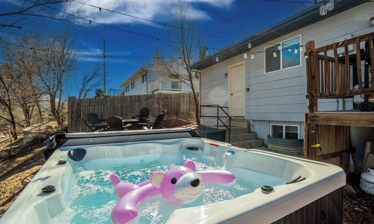West Colorado Springs House | Runaway Escapade! Hot Tub, BBQ & Fire Pit