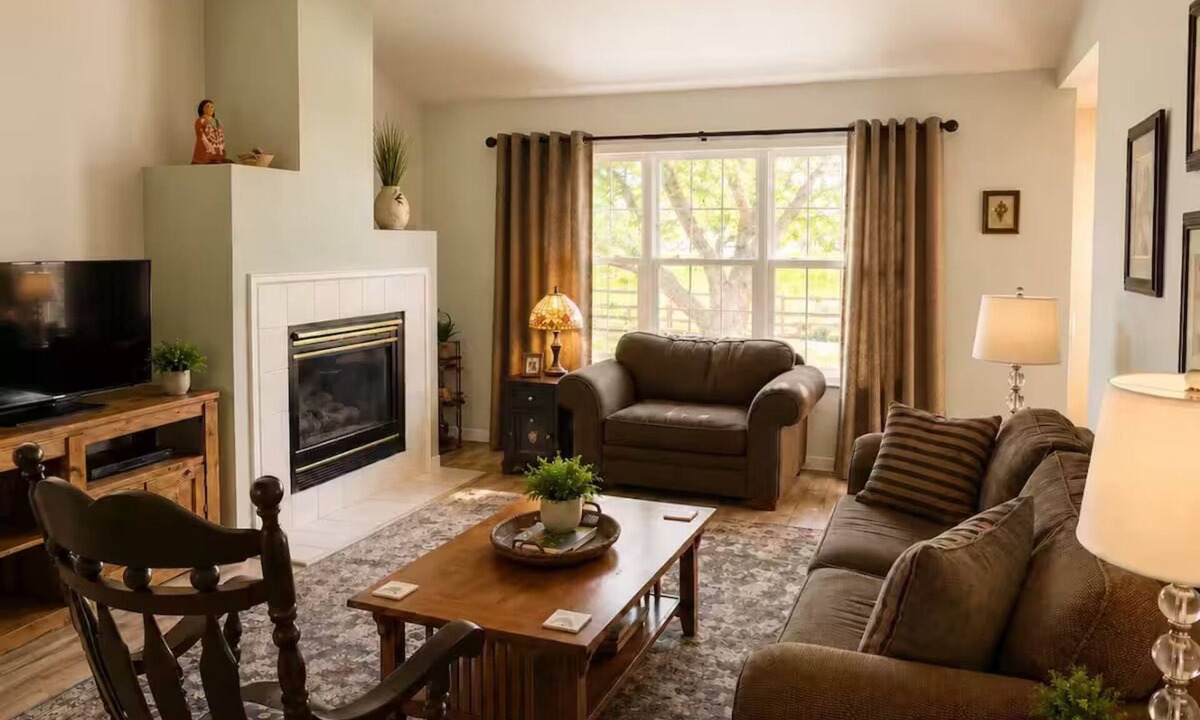Canon City House | Sage Pasture Retreat - Family Retreat - Sleeps 12 - Near Royal Gorge & Downtown