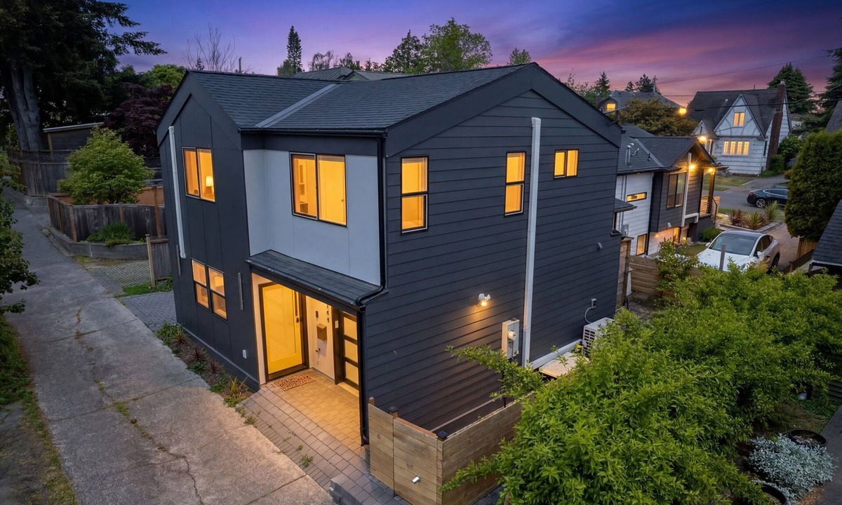 Sunset Hill House | Sauna/Gym | Near Beach & Ballard | Dogs OK