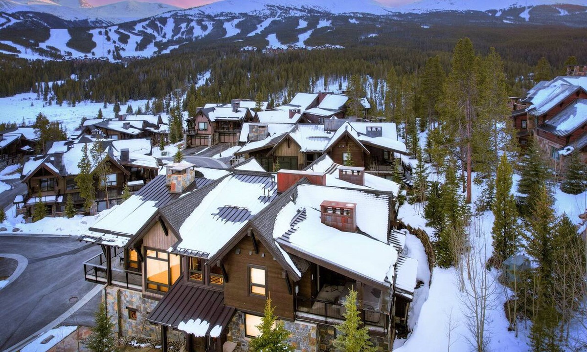 Peak 8 House | Shock Hill Overlook | Locally-Managed Lux. 1 min walk to Gondola at Shock Hill Private Hot Tub