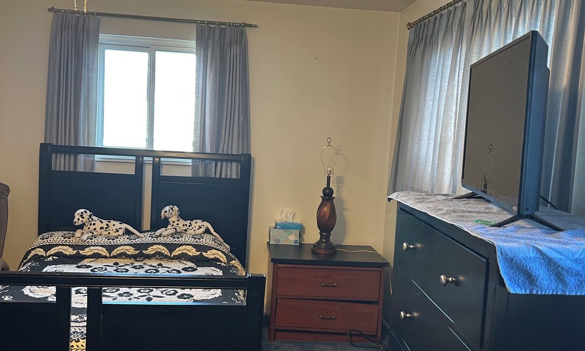 Aurora House | Short or Long Term 1 bedroom with bathroom in central Aurora