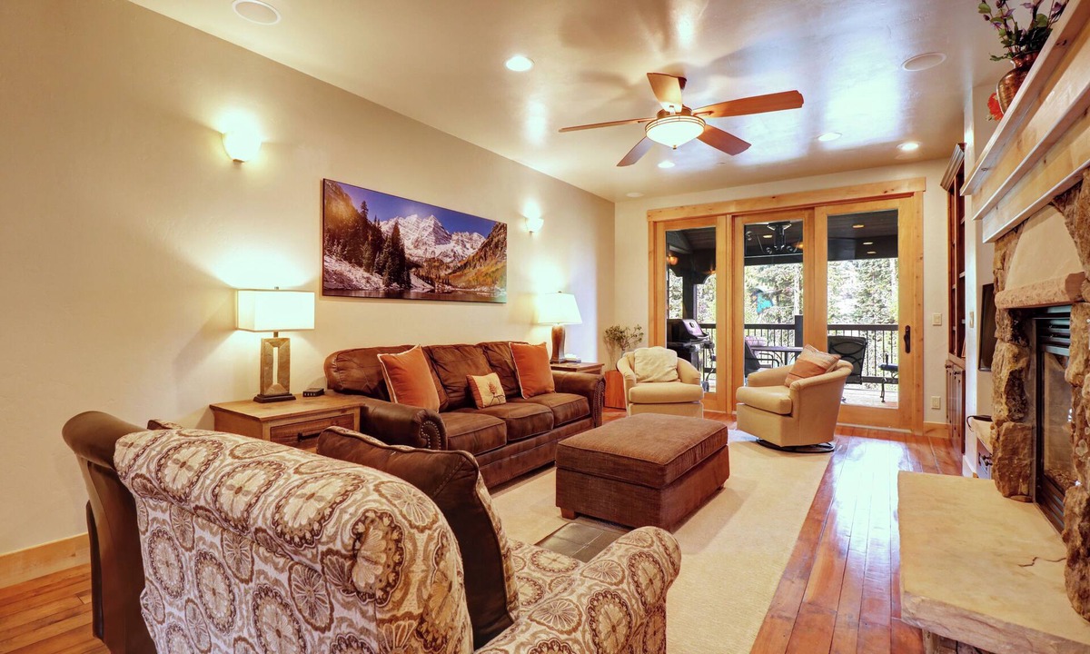 Copper Mountain Village House | Short Walk to Ski Lift & Private Hot tub. 39C