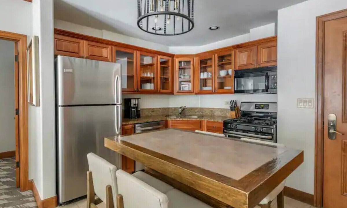 Peak 9 Hotel | Ski Getaway in a 2 bed 2 bath, walking distance from lifts and downtown!