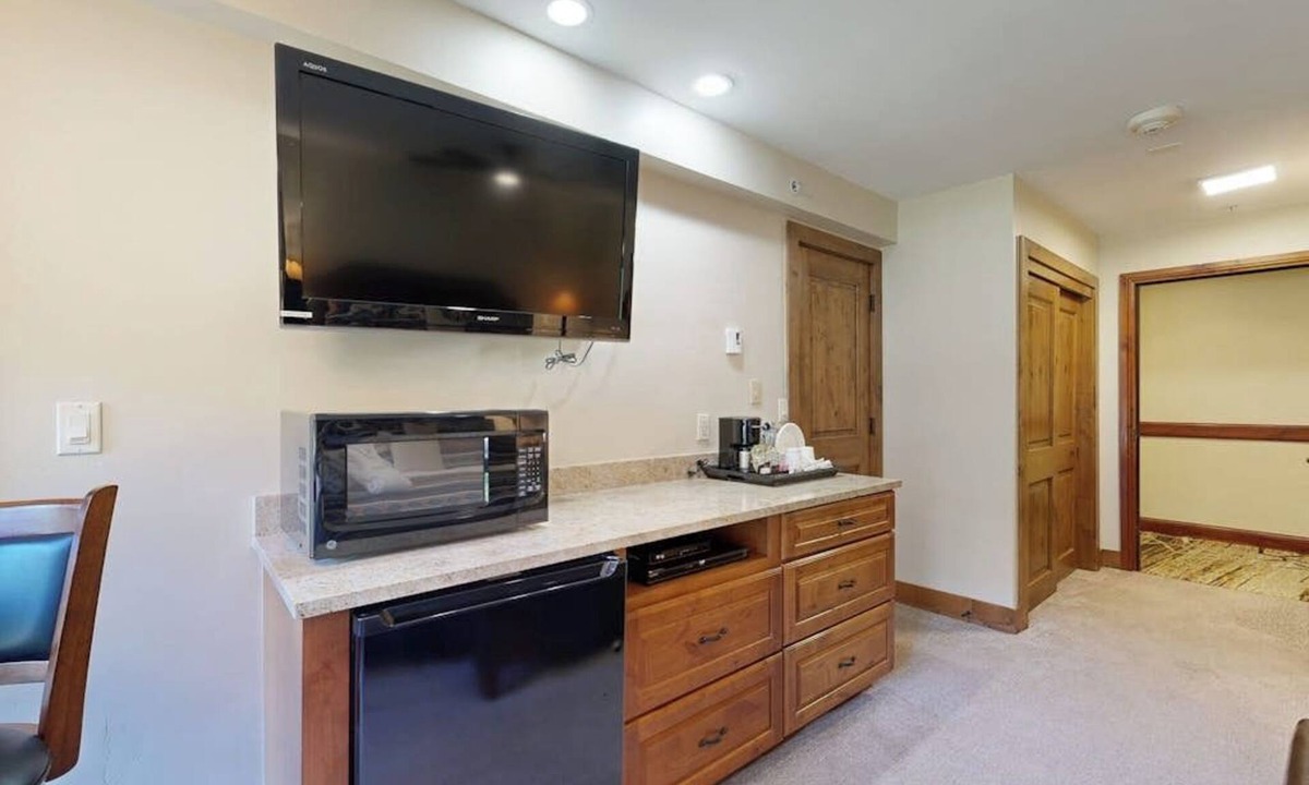 Vail Apartment | Ski-in/out lodge studio w/mountain view, fast WiFi & shared pool, hot tubs, W/D