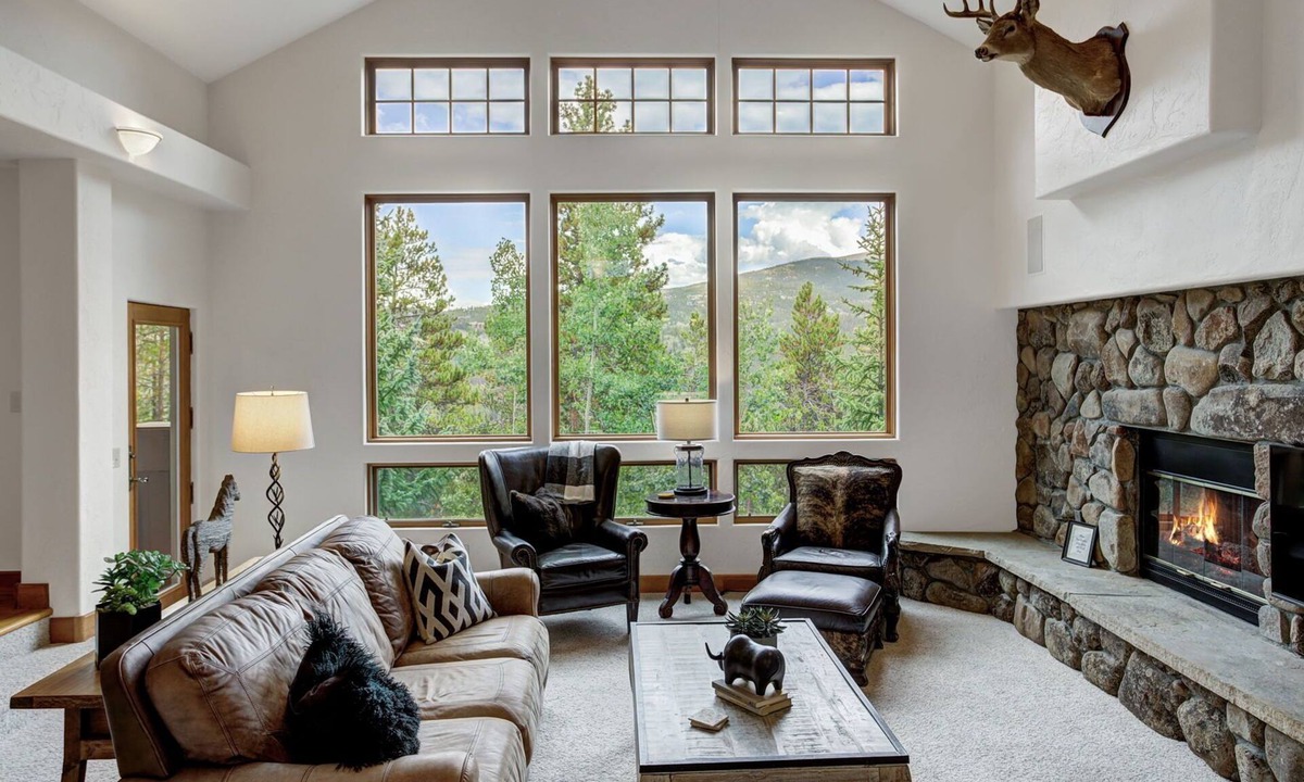 Warrior's Mark House | Ski Shuttle-Hot Tub-7 Beds-Neighborhood Access to Slopes for Experienced Skiers.