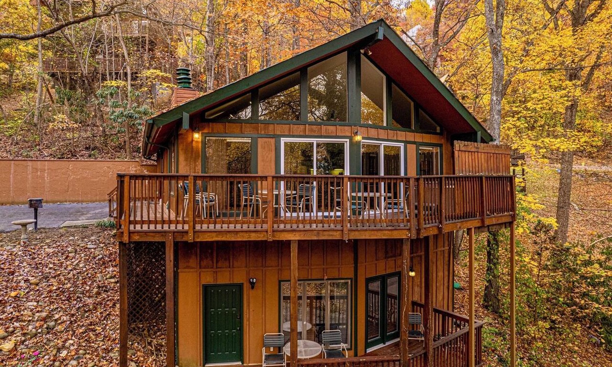Chalet Village Ski Chalet | Smokey Summer⛰~Hot Tub~5min to GSMNP~Theater~2 Fireplaces