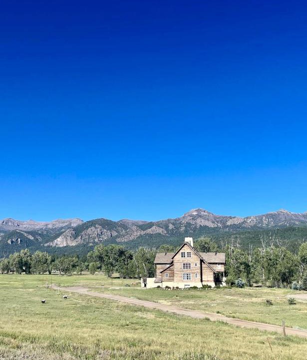 Chromo Ski Chalet | Sohum Mountain Ranch- gorgeous mountain lodge w hot tub & views of Colorado Rockies