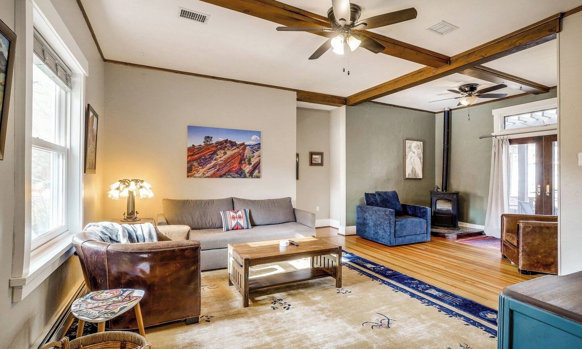 Golden House | South Table Trail Retreat – 2BR/3 Beds with Yard + Views