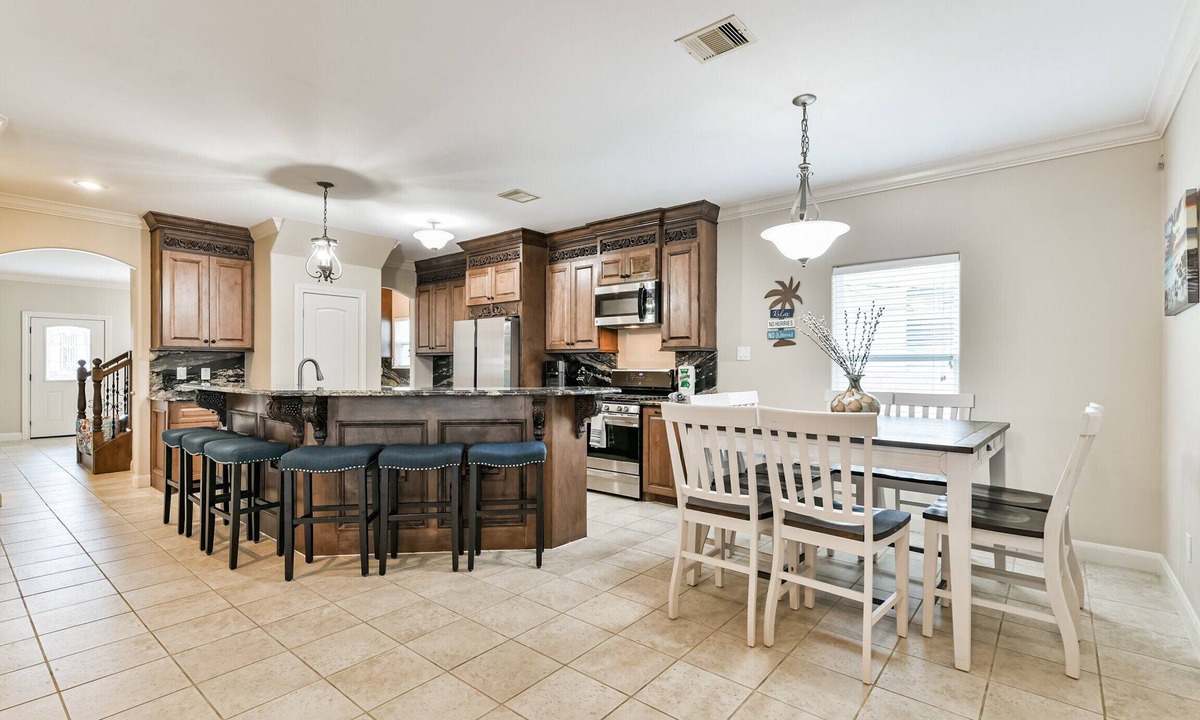 San Jacinto House | Spacious 2-story house nestled just 3 blocks away from the picturesque seawall!