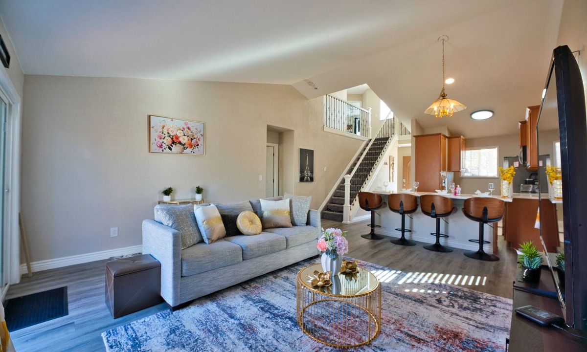 Montbello House | Spacious 3-bedroom townhome in gorgeous Denver, 10mls away to Denver Airport