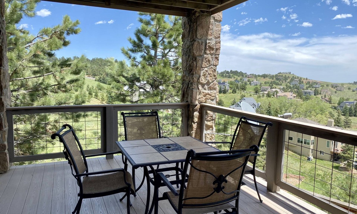 Golden Apartment | Spacious 3bed - Private Deck - Mountain Views - Hike, Bike, & Red Rocks!
