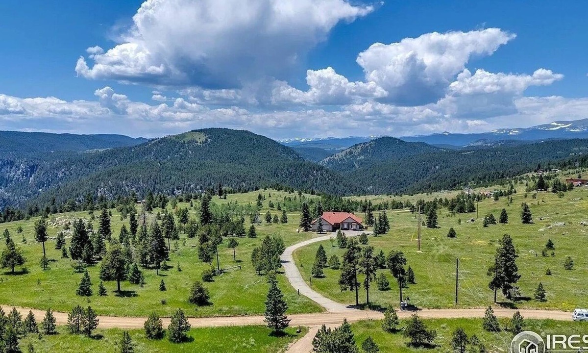 Sugarloaf House | Spacious 5-bedroom house in charming Boulder with AC and fitness room