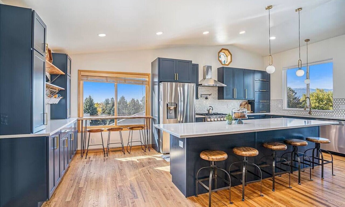 Park Vista House | 🏡Spacious 6-bedroom retreat sleeping up to 23, perfect for groups and family getaways. Enjoy a private hot tub, sauna, pool table, and cozy outdoor firepit—plus a backyard playset for kids to make unforgettable memories.