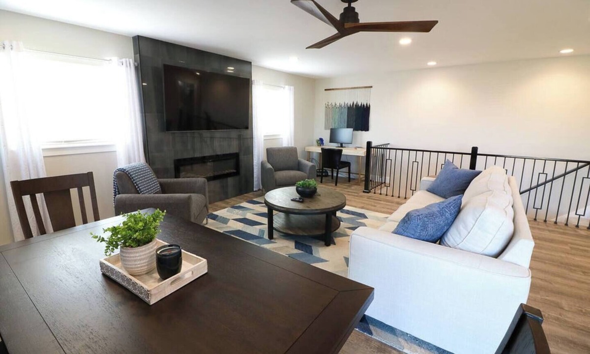 Castle Rock House | Spacious 6-bedroom house in pleasant Castle Rock with AC