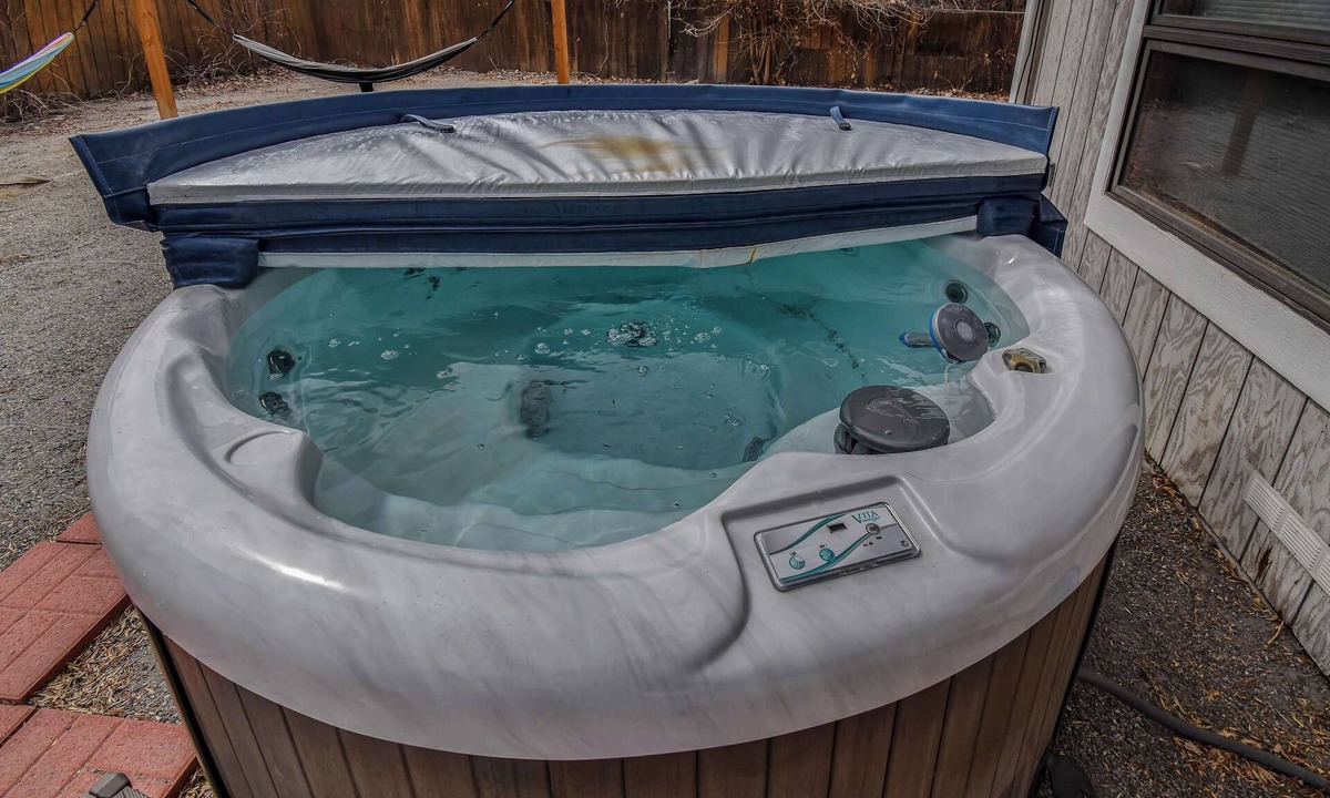 Windsor House | Spacious 6BR Home with Hot Tub, Hammocks and Firepit