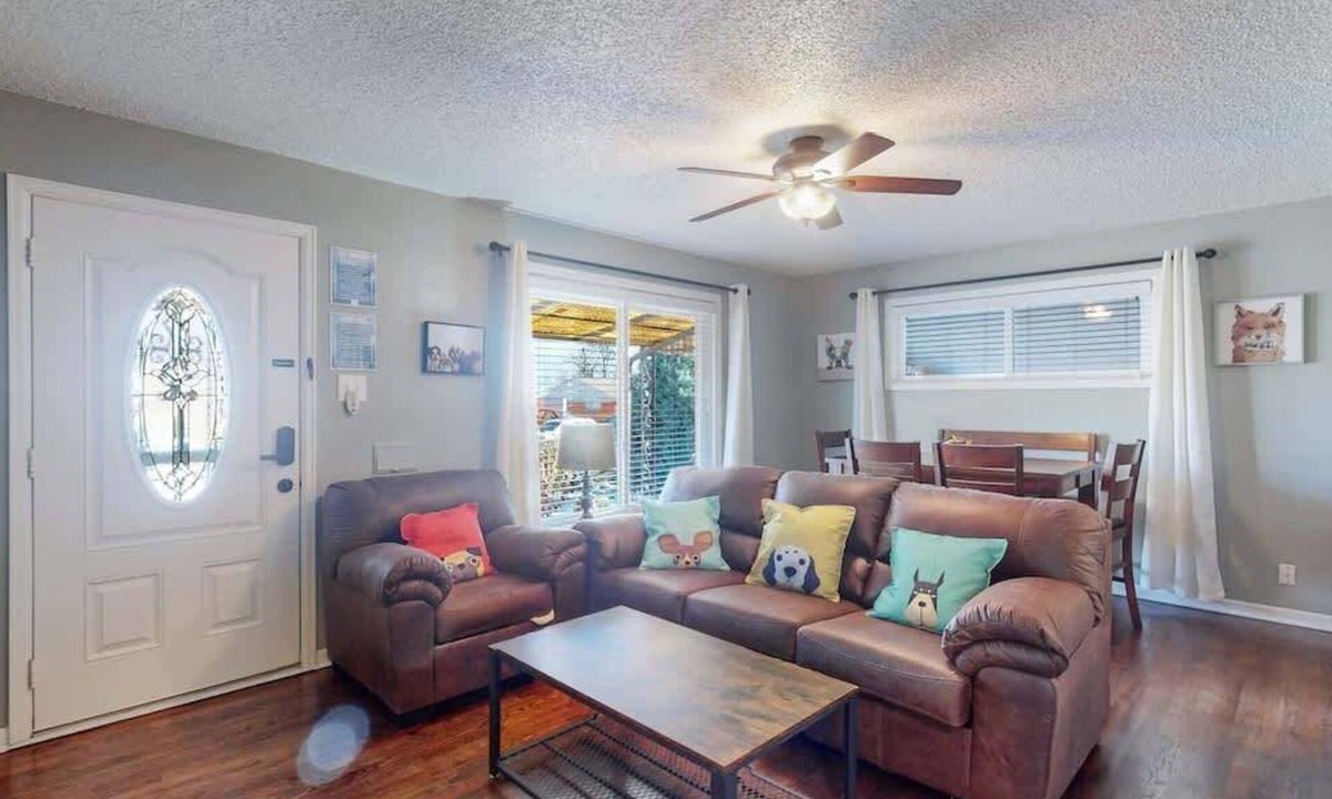 Twin Lakes House | Spacious Family Home, King Beds Large Yard and Fun