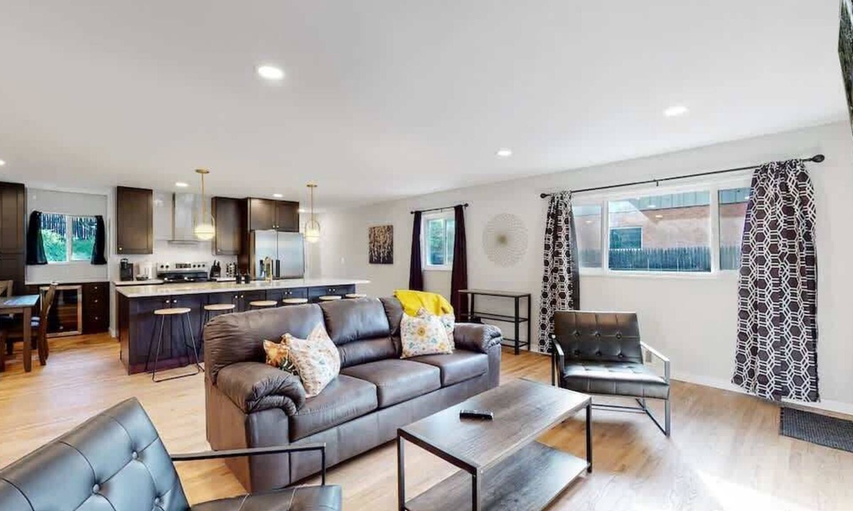 Southeast House | Spacious Family Retreat in Denver