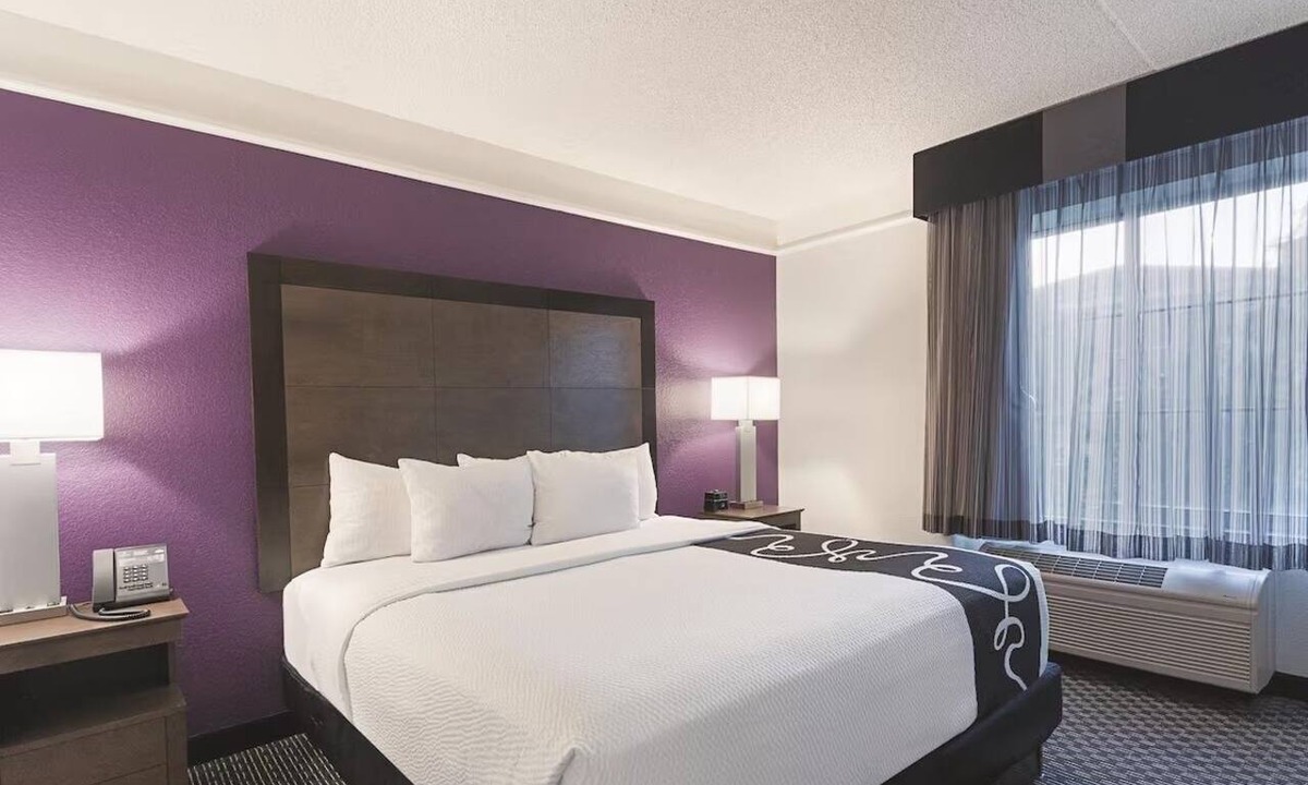 Grand Junction Hotel | Spacious Hotel Room w/Outdoor Pool & Hot Tub – Seasonal Bliss