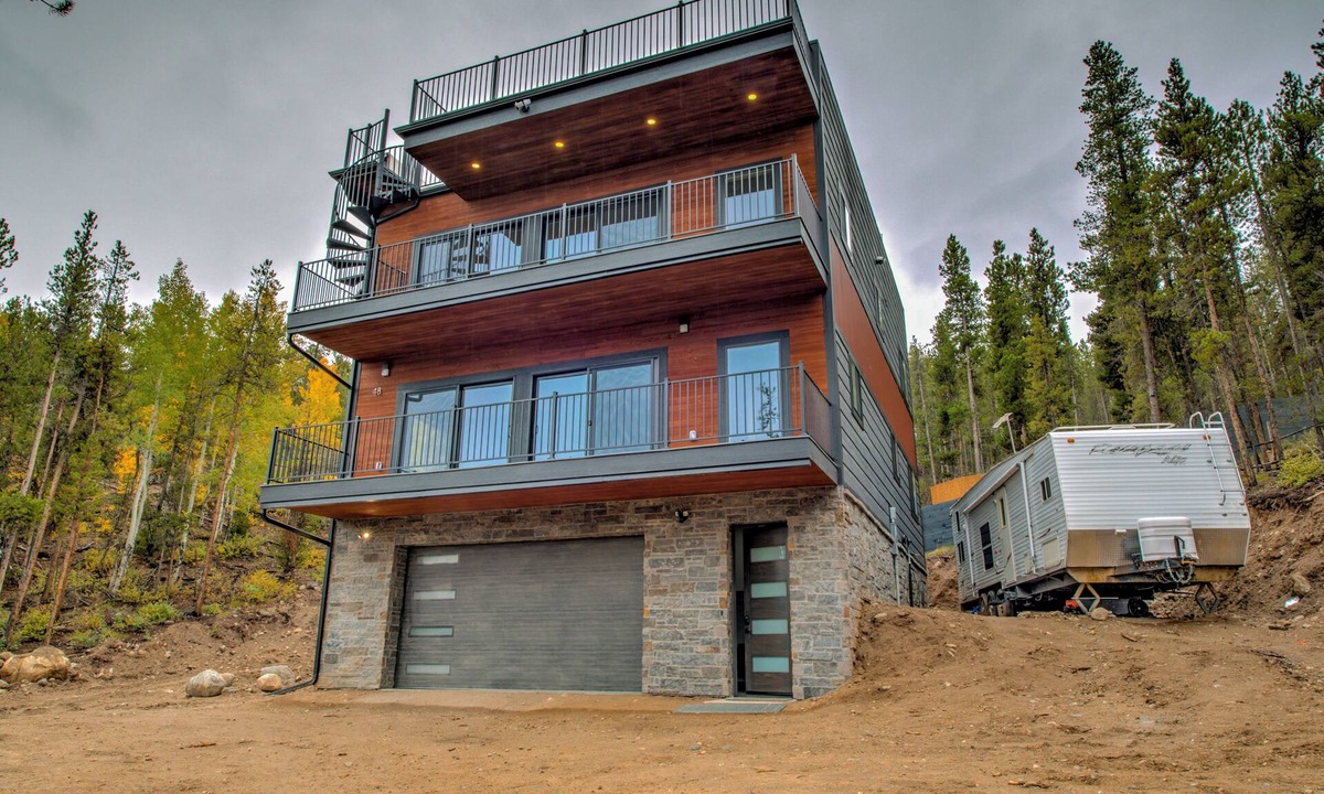 Twin Lakes House | Spacious Modern Mountain Retreat - Private Escape, BBQ & Pool Table