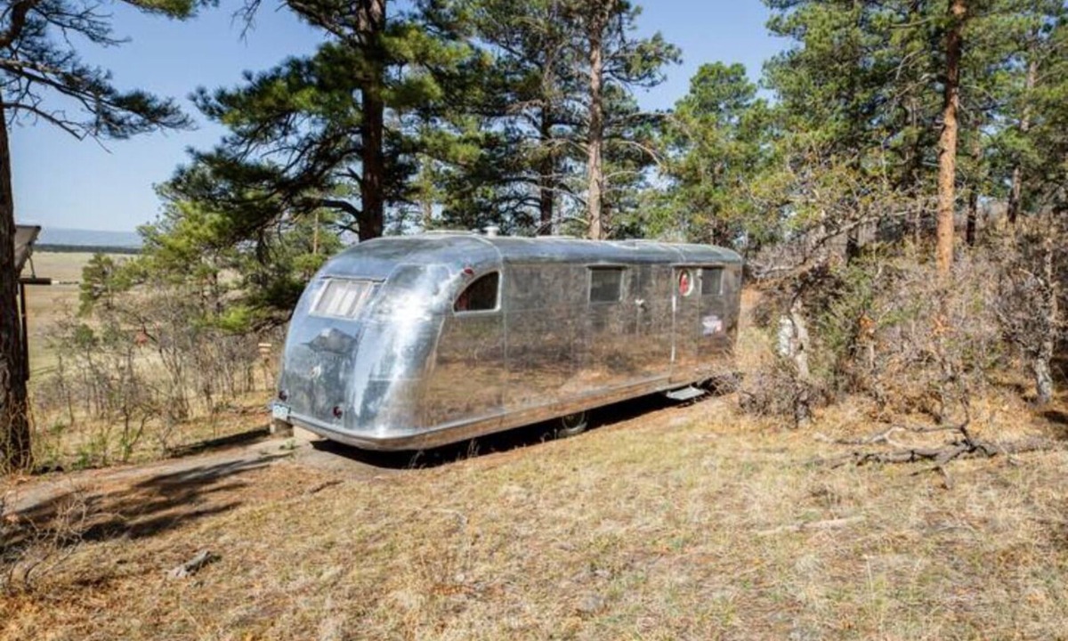 Larkspur House | Spartan Manor 1946 Off Grid and under the stars