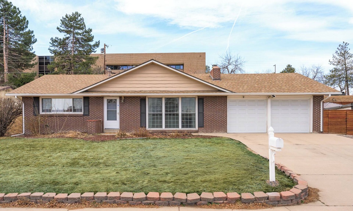 Applewood Villages House | Stay Golden! ☀Family Retreat☀ New Hot Tub! + Sleeps 12