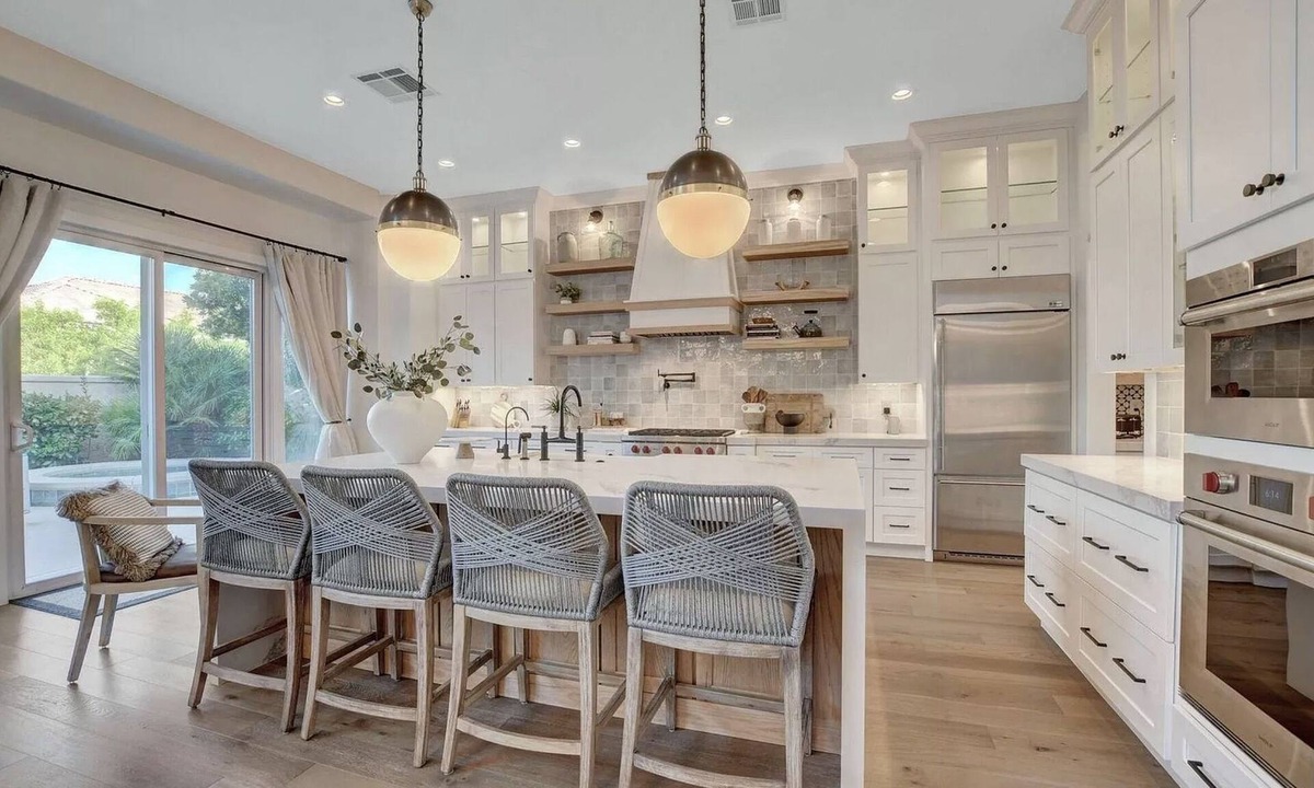 Las Vegas House | Stunning, Gated, Chef's Kitchen, Downstair's Master Suite