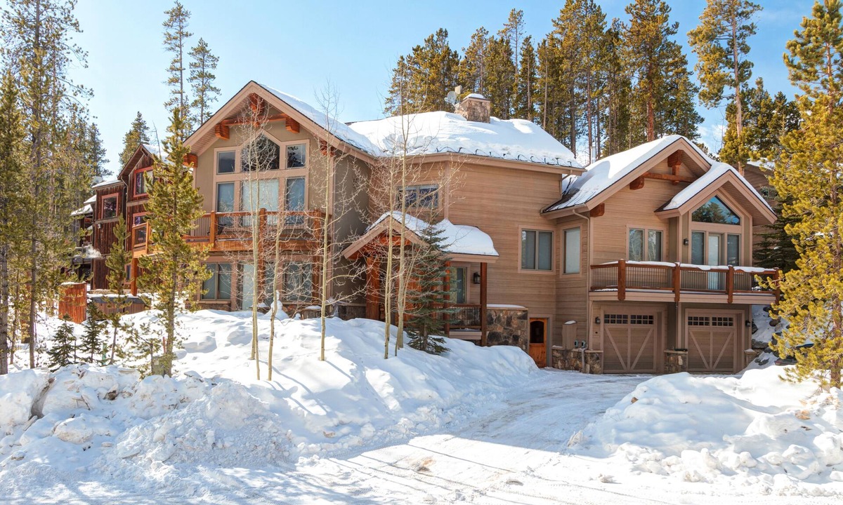 Warrior's Mark West Ski Chalet | Stunning Ski In/Out Peak 9 Chalet w/Hot Tub, Shuttle & Mtn Views. Sleeps 16.