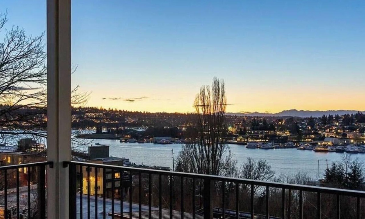 Eastlake House | Stunning water view, pet friendly, luxury 3-bedroom townhome with AC in Seattle