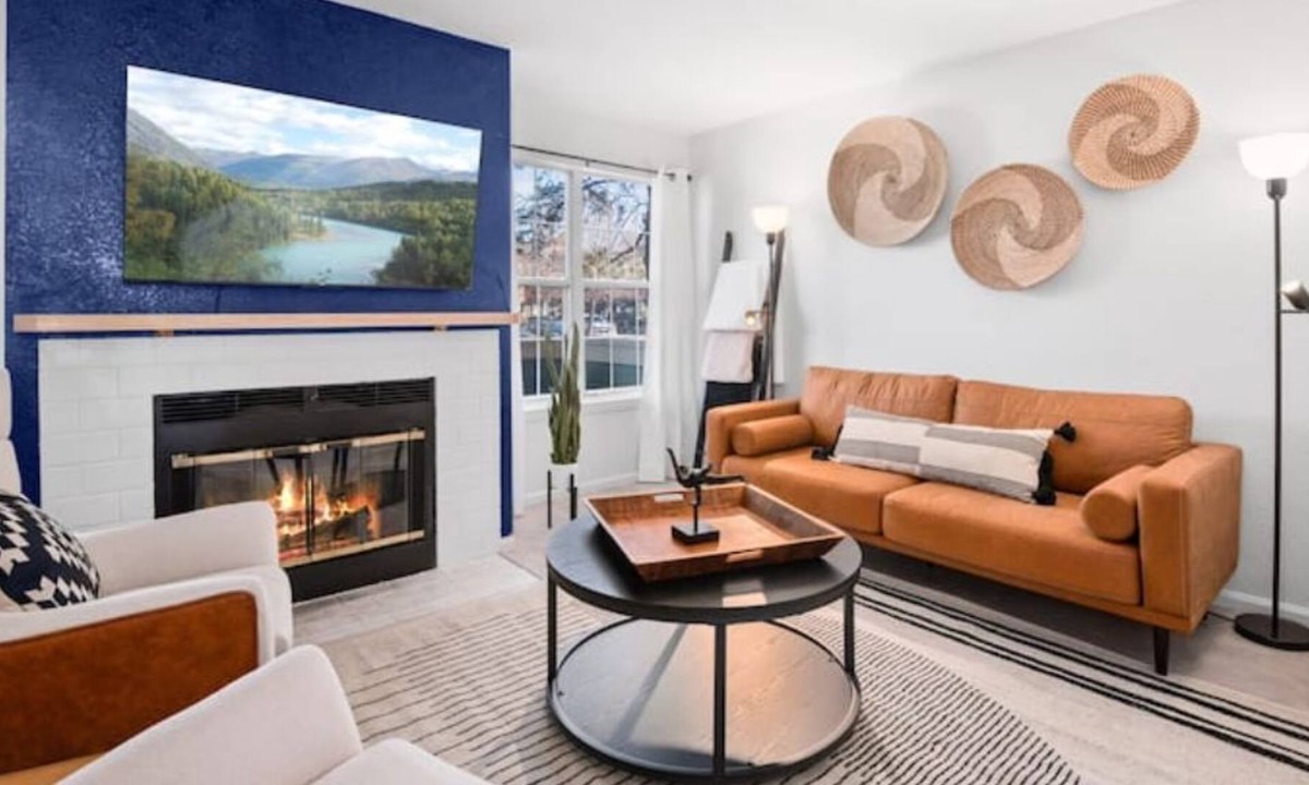 Littleton House | Stylish, 3 bed 2 bath townhome in Centennial! 24 minutes to Red Rocks!