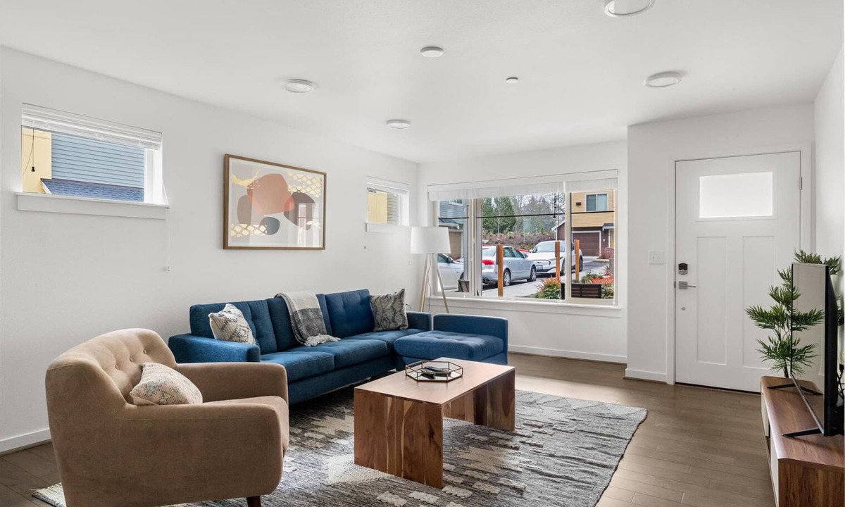 Crossroads House | Sunny Bellevue 3BR w/In-Unit W/D, nr Groceries & Dining, by Blueground