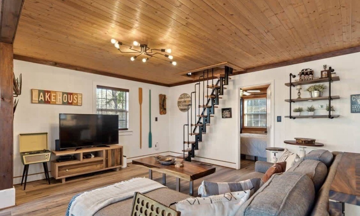 Eatonton House | Sunset Escape, Waterfront, Sleeps 6, Fishing, 2 Kayaks, Games, + Firepit!