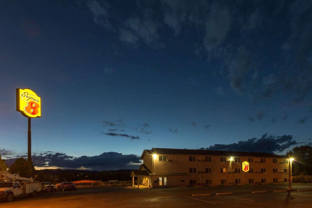 Raton Hotel | Super 8 by Wyndham Raton