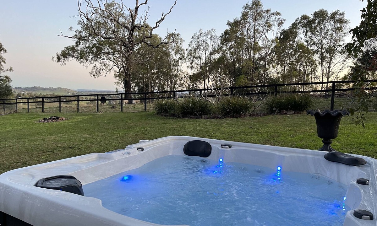 Rosebrook Cottage | t“Romantic Countryside Escape – Cozy Hot Tub & Scenic Views”